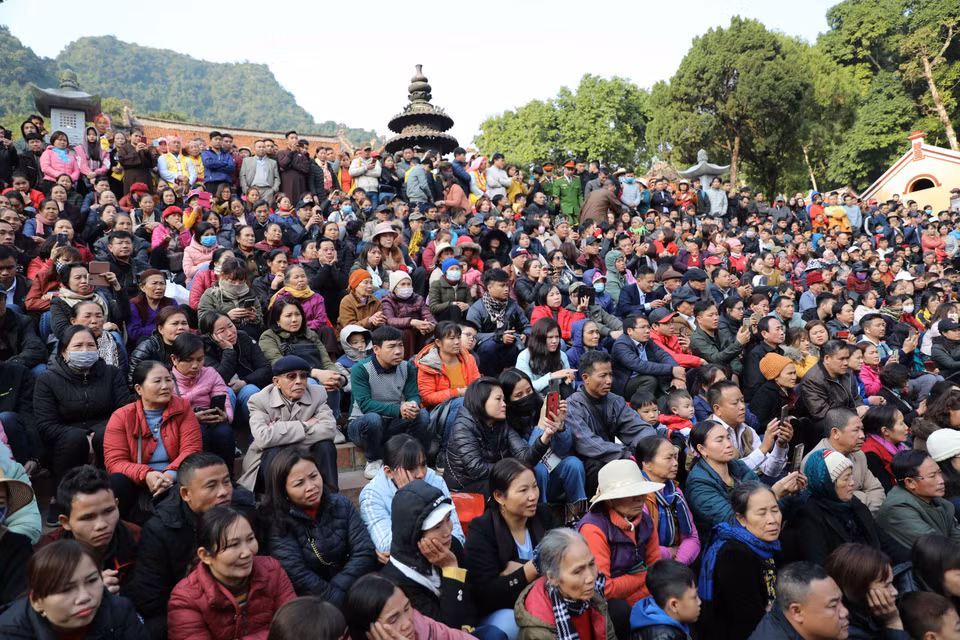 Đông đảo du khách thập phương về khai hội chùa Hương xuân Canh Tý 2020. (Ảnh: Thanh Tùng/TTXVN)