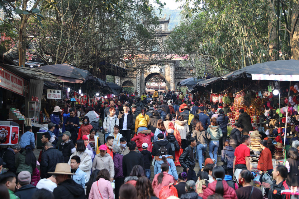 Trong ngày khai hội chùa Hương dự kiến đón khoảng 5 vạn du khách. (Ảnh: Thanh Tùng/TTXVN)