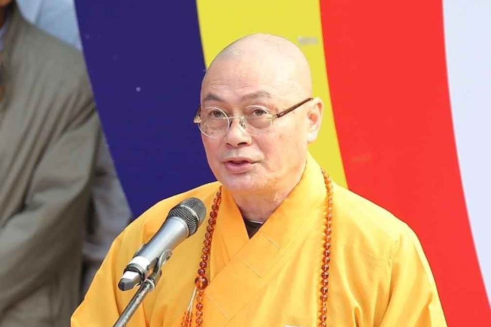 Thượng tọa Thích Minh Hiền, trụ trì chùa Hương phát biểu trong Lễ khai hội. (Ảnh: Thanh Tùng/TTXVN)