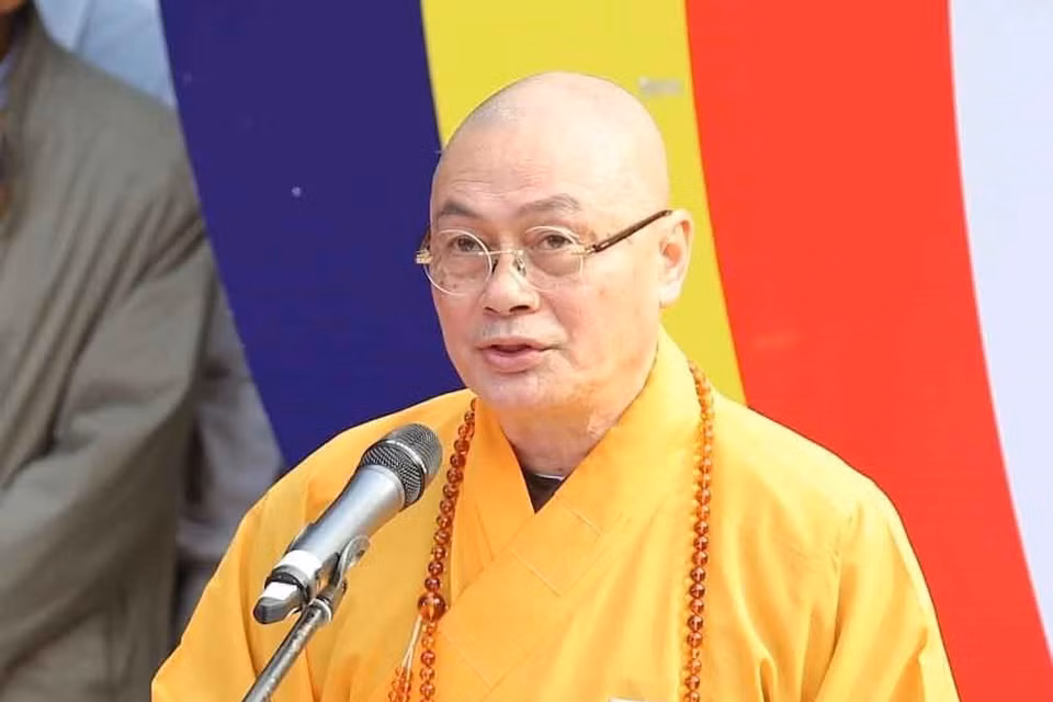 Thượng tọa Thích Minh Hiền, trụ trì chùa Hương phát biểu trong Lễ khai hội. (Ảnh: Thanh Tùng/TTXVN)
