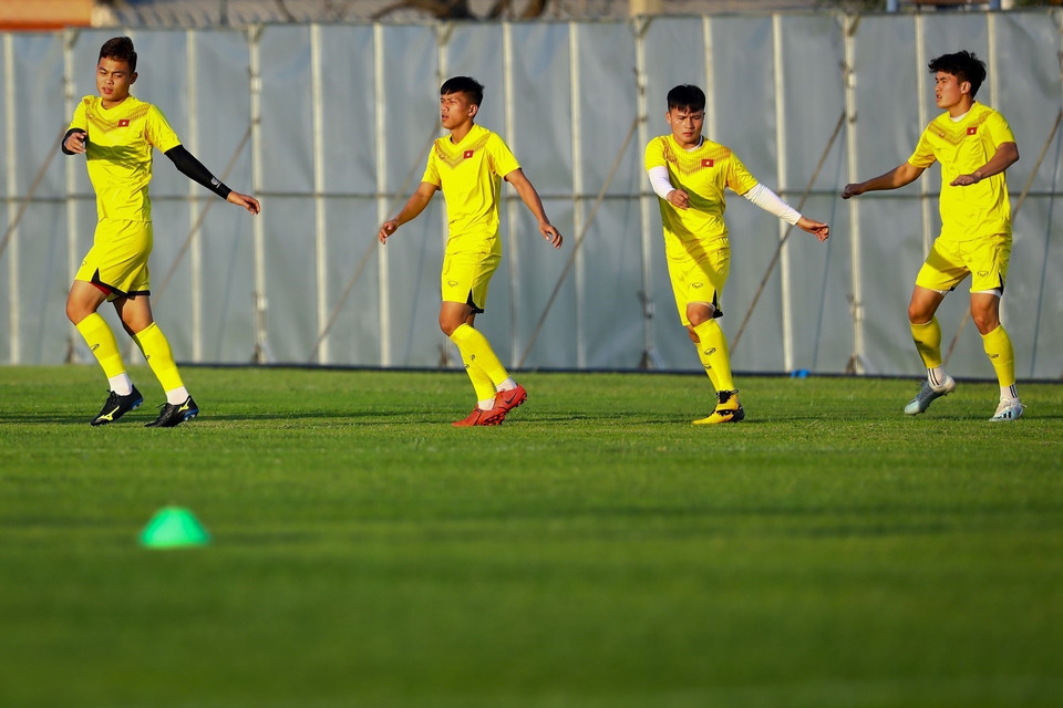 Các cầu thủ U23 Việt Nam khởi động. (Ảnh: Hoàng Linh/TTXVN)