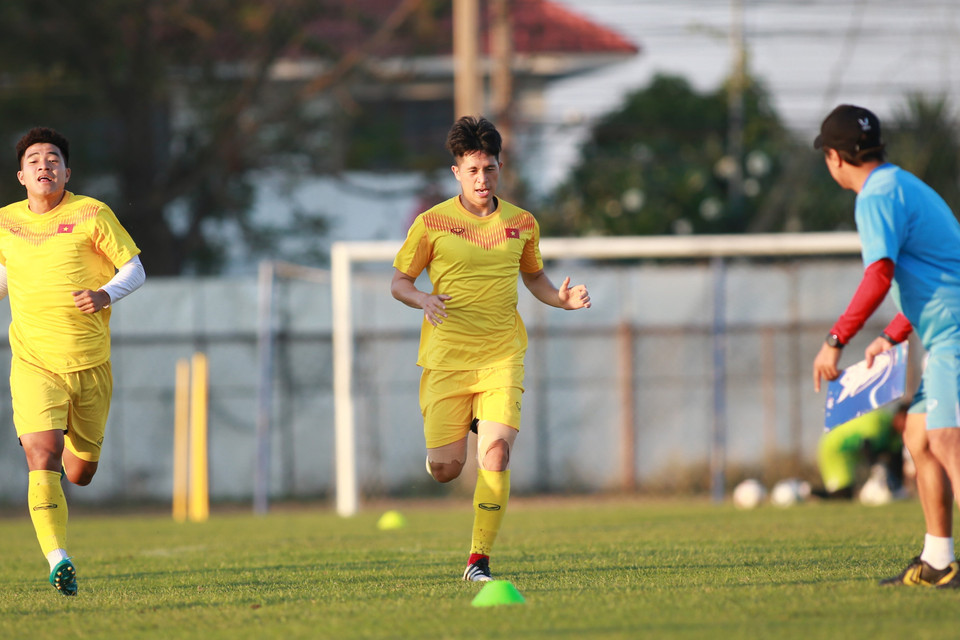 Tiền đạo Đức Chinh (trái) và hậu vệ Đình Trọng (giữa). (Ảnh: Hoàng Linh/TTXVN)