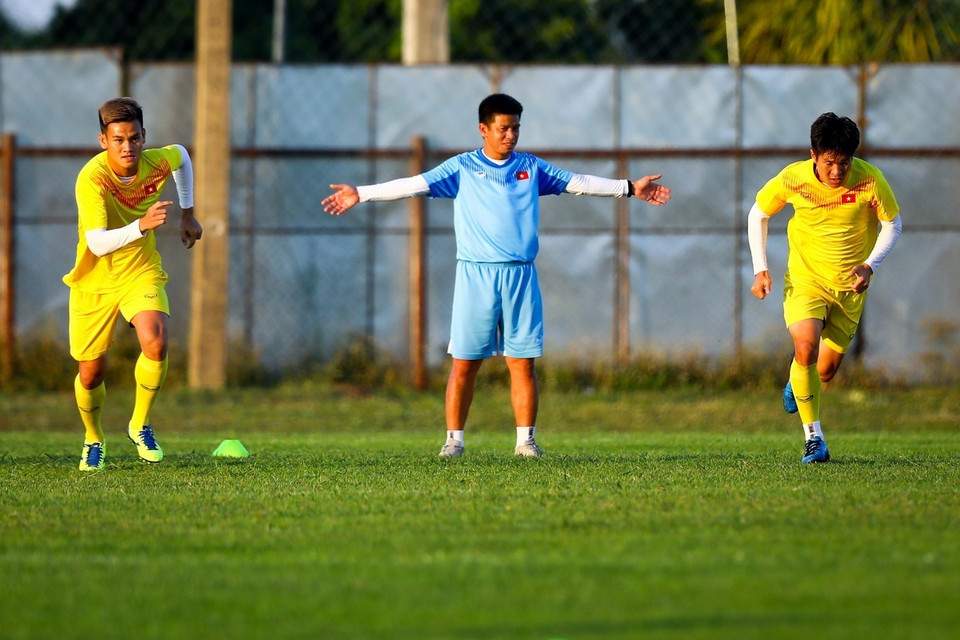 Hậu vệ Tấn Tài (trái) và tiền vệ Thái Quý (phải) đang thực hiện các động tác theo hướng dẫn của huấn luyện viên. (Ảnh: Hoàng Linh/TTXVN)