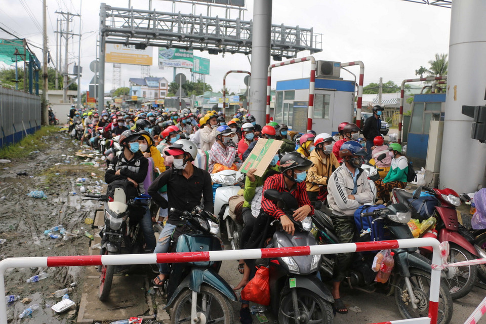 Rất đông người dân An Giang di chuyển bằng xe máy về quê tập trung tại chốt kiểm soát dịch bệnh T2 của thành phố Long Xuyên gây ách tắc giao thông. (Ảnh: Công Mạo/TTXVN)