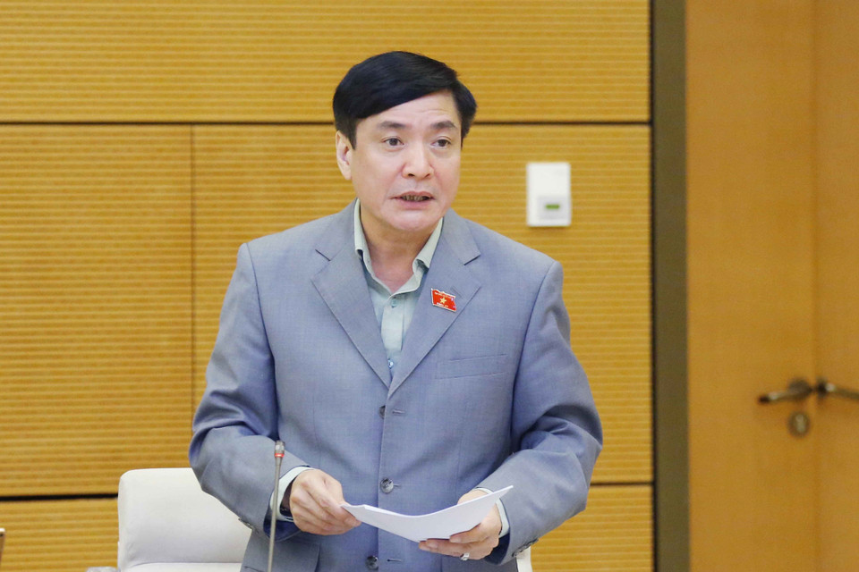 Tổng Thư ký Quốc hội, Chủ nhiệm Văn phòng Quốc hội Bùi Văn Cường báo cáo sơ bộ kết quả tuần họp đầu tiên theo hình thức trực tuyến của Kỳ họp thứ hai, Quốc hội khóa XV. (Ảnh: Doãn Tấn/TTXVN)