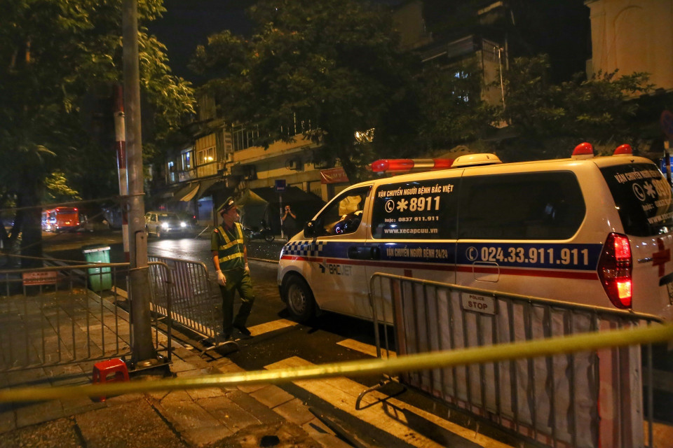 Lực lượng công an kiểm tra thông tin xe vào bệnh viện. (Ảnh: Tuấn Đức/TTXVN)