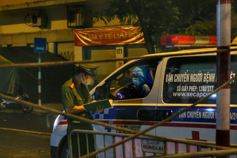 Lực lượng công an kiểm tra thông tin xe vào bệnh viện. (Ảnh: Tuấn Đức/TTXVN)