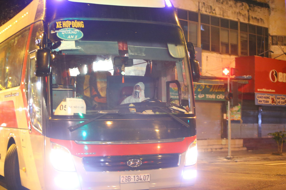 Một xe buýt vào khu vực phong tỏa Bệnh viện hữu nghị Việt Đức tối 4/9. (Ảnh: Hoàng Hiếu/TTXVN)