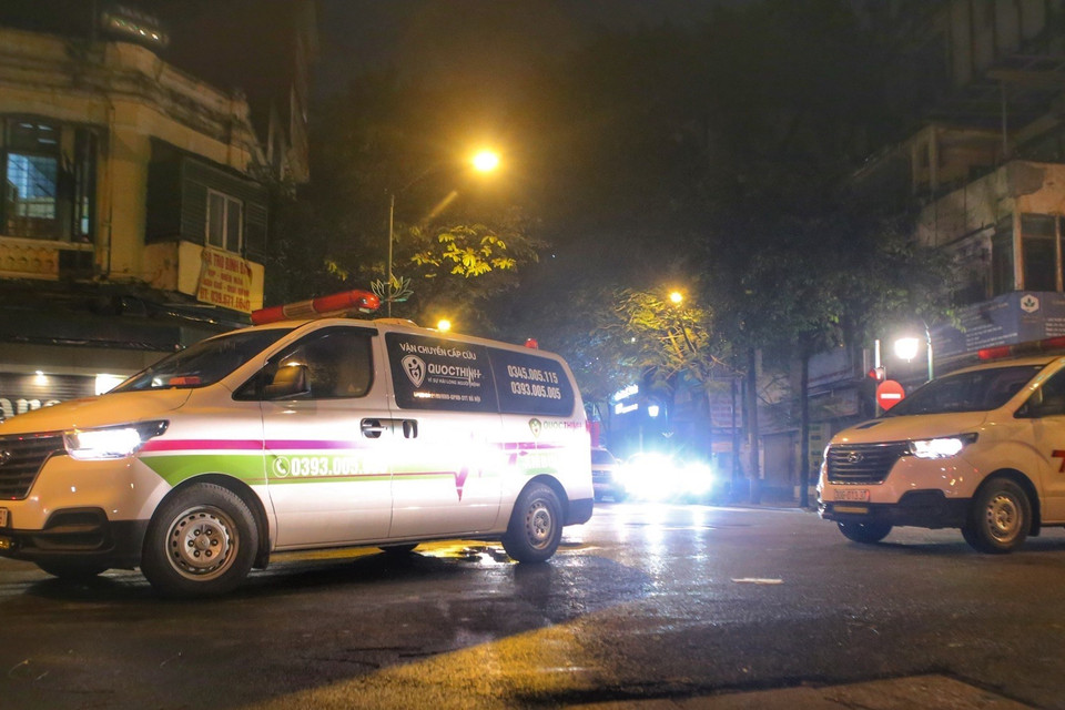 Đoàn xe cứu thương di chuyển vào bệnh viện. (Ảnh: Tuấn Đức/TTXVN)
