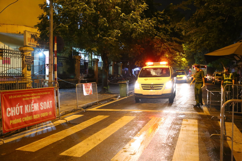 Xe cứu thương di chuyển từ khu vực bị phong tỏa phố Phủ Doãn ra khỏi khu vực. (Ảnh: Hoàng Hiếu/TTXVN)