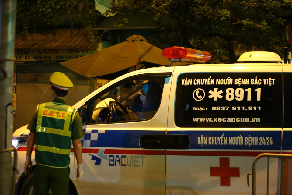 Các lái xe vào khu vực phong tỏa Bệnh viện Việt Đức đều phải khai báo y tế. (Ảnh: Hoàng Hiếu/TTXVN)