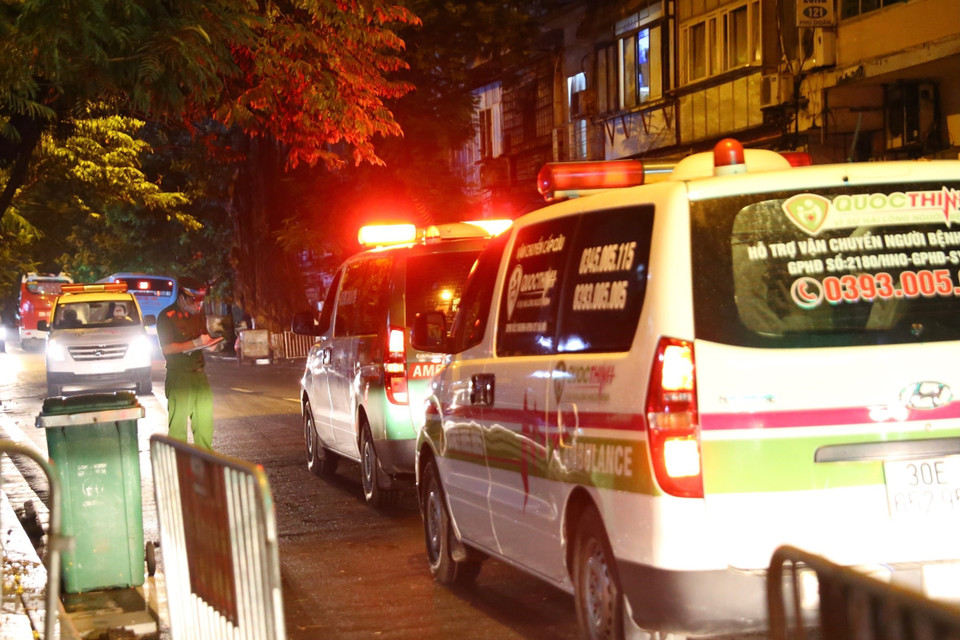 Các lái xe vào khu vực phong tỏa Bệnh viện hữu nghị Việt Đức đều phải khai báo y tế. (Ảnh: Hoàng Hiếu/TTXVN)