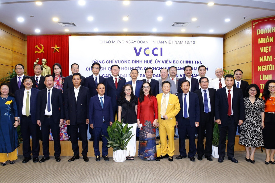 Chủ tịch Quốc hội Vương Đình Huệ với đại diện doanh nhân Việt Nam và các đại biểu. (Ảnh: Doãn Tấn/TTXVN)