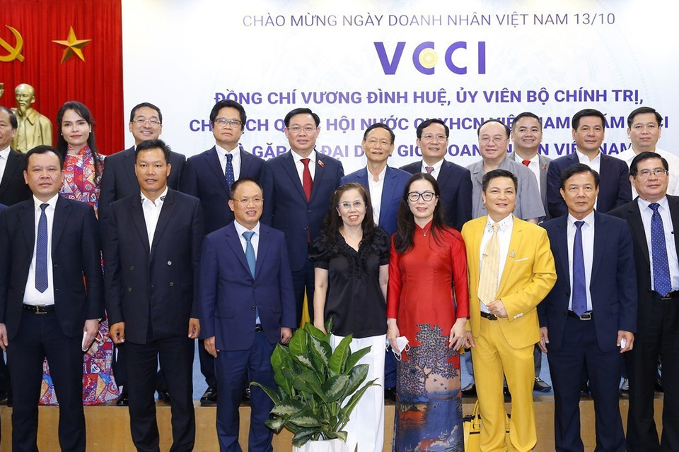  Chủ tịch Quốc hội Vương Đình Huệ với đại diện doanh nhân Việt Nam và các đại biểu. (Ảnh: Doãn Tấn/TTXVN)