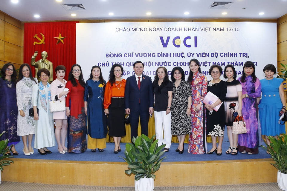 Chủ tịch Quốc hội Vương Đình Huệ với đại diện nữ doanh nhân Việt Nam. (Ảnh: Doãn Tấn/TTXVN)