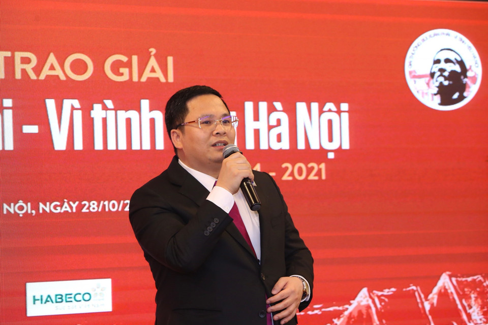 Chủ tịch Hội đồng quản trị Công ty cổ phần Tập đoàn môi trường Nhật Việt (JVE) Nguyễn Tuấn Anh nhận “Giải Ý tưởng - Vì tình yêu Hà Nội”. (Ảnh: Hoàng Hiếu/TTXVN)