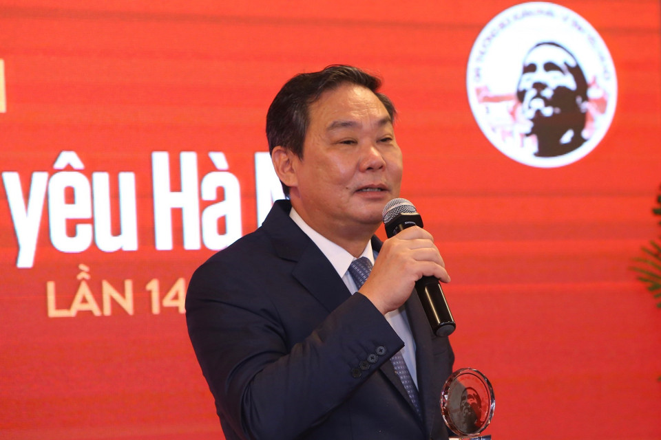 Phó Chủ tịch Thường trực Ủy ban Nhân dân Thành phố Hà Nội Lê Hồng Sơn nhận “Giải Ý tưởng - Vì tình yêu Hà Nội”. (Ảnh: Hoàng Hiếu/TTXVN)