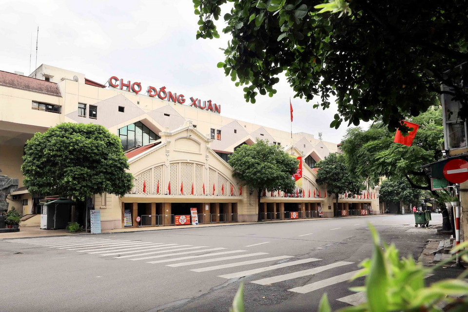 Chợ Đồng Xuân, nơi đoàn quân tiếp quản Thủ đô đi qua để tiến về hội quân tại Thành cổ Hà Nội. (Ảnh: Thanh Tùng/TTXVN)