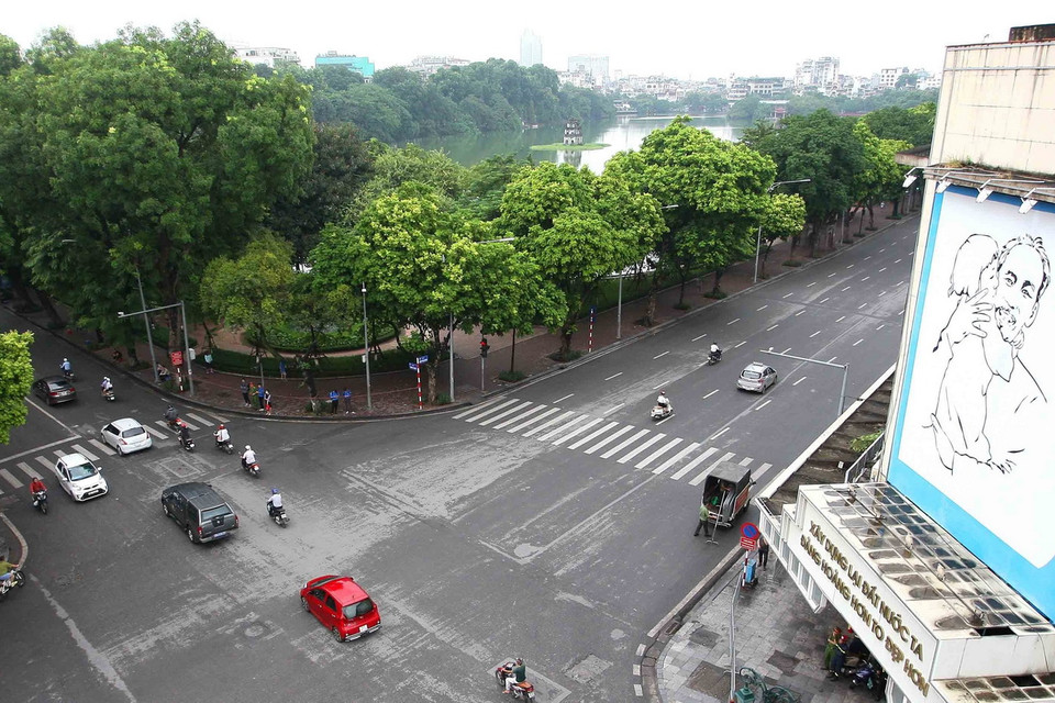 Khu vực Hồ Hoàn Kiếm, trục đường Hàng Bài - Đinh Tiên Hoàng, nơi cánh quân phía Nam của Đại đoàn 308 đi qua trong buổi sáng 10/10/1954 vào tiếp quản Thủ đô. (Ảnh: Thanh Tùng/TTXVN)