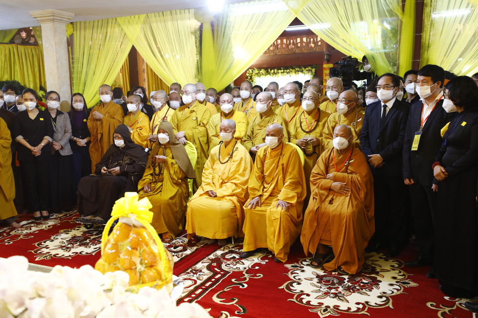 Nghi lễ chuyển pháp luân Đại lão Hòa thượng Thích Phổ Tuệ. (Ảnh: Minh Đức/TTXVN)