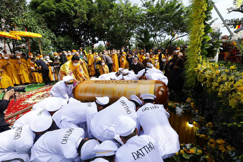 Cung thỉnh kim quan Đại lão Hòa thượng Thích Phổ Tuệ nhập Bảo tháp trong khuôn viên Tổ đình Viên Minh (chùa Ráng). (Ảnh: Minh Đức/TTXVN)