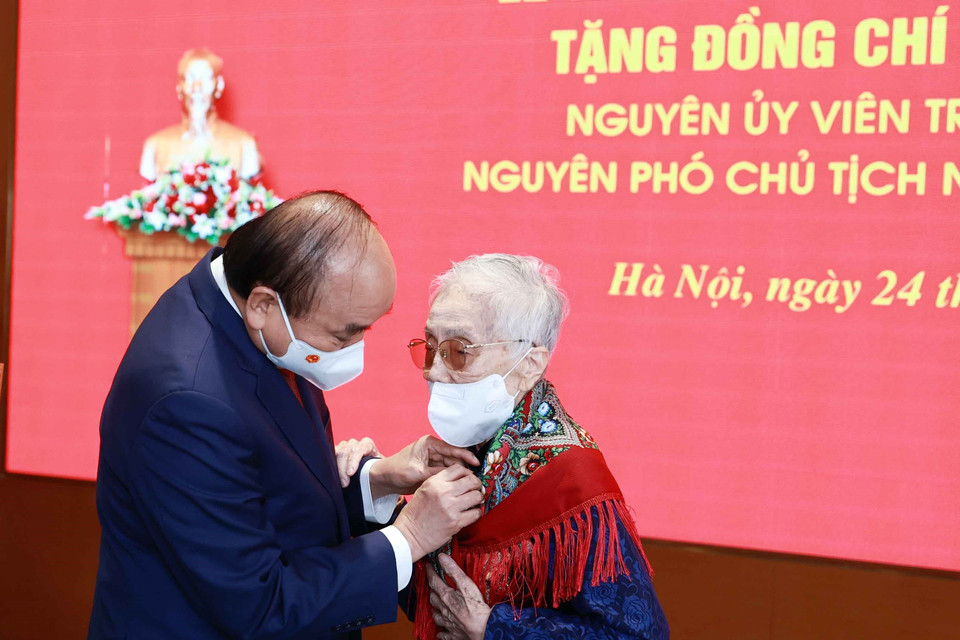 Chủ tịch nước Nguyễn Xuân Phúc trao tặng huy hiệu 75 năm tuổi Đảng cho bà Nguyễn Thị Bình, nguyên Phó Chủ tịch nước CHXHCN Việt Nam. (Ảnh: Thống Nhất/TTXVN)