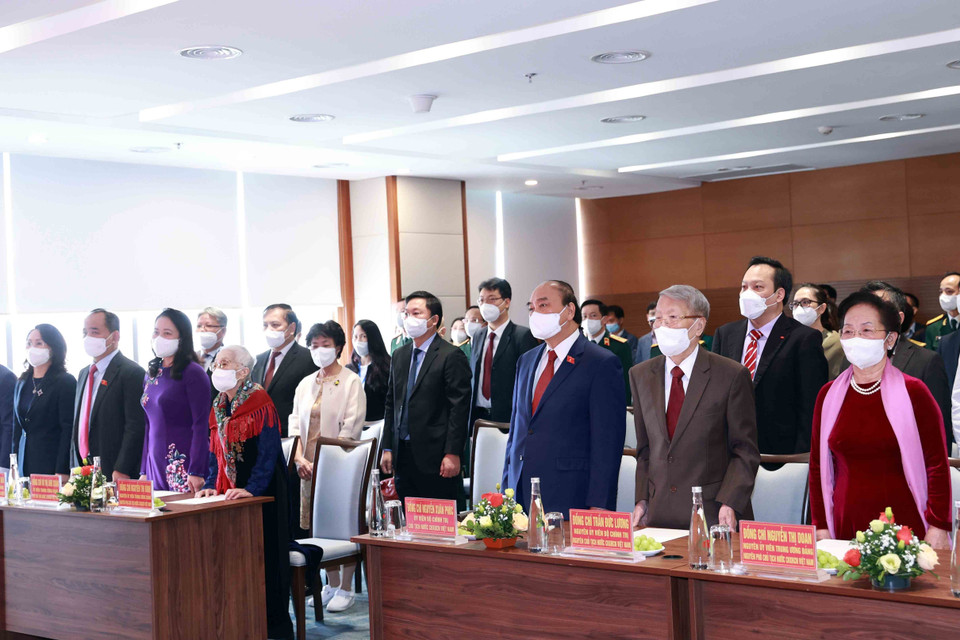 Các đại biểu thực hiện nghi thức chào cờ. (Ảnh: Thống Nhất/TTXVN)