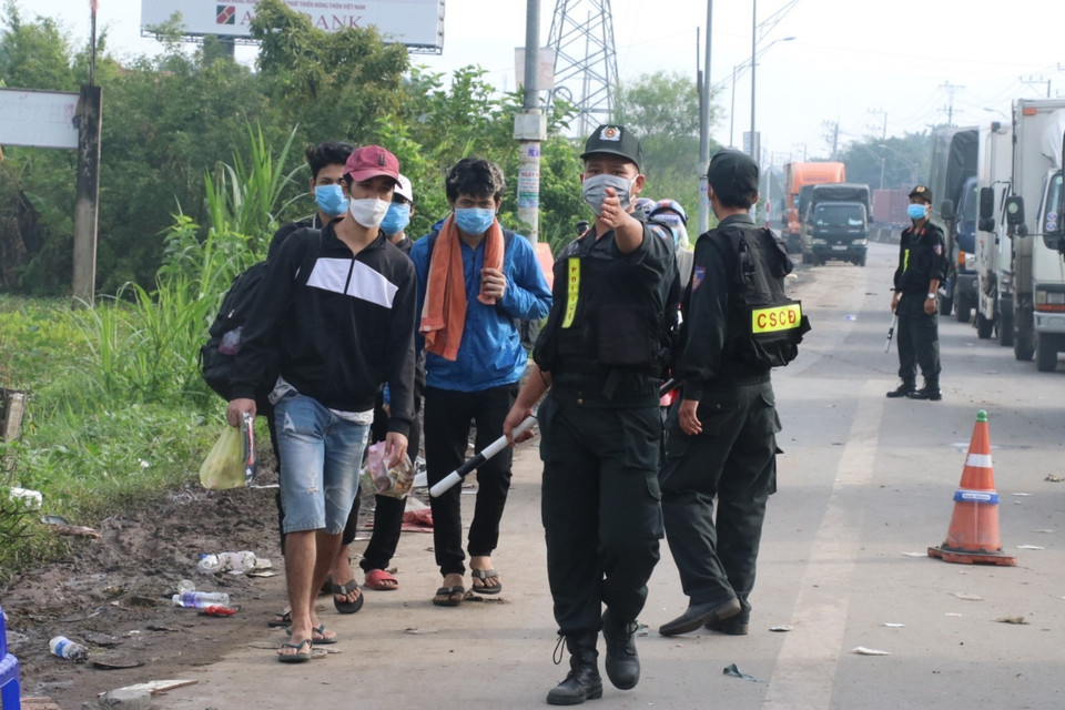 Nhóm thanh niên quê Trà Vinh không có phương tiện buộc phải đi bộ từ Thành phố Hồ Chí Minh về quê. (Ảnh: Bùi Giang/TTXVN)