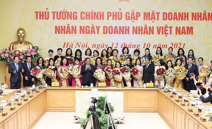Thủ tướng Phạm Minh Chính với các doanh nghiệp, doanh nhân nữ tiêu biểu. (Ảnh: Dương Giang/TTXVN)
