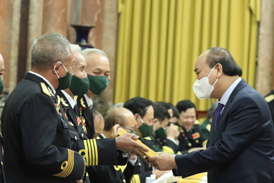 Chủ tịch nước Nguyễn Xuân Phúc tặng quà lưu niệm cho các đại biểu. (Ảnh: Thống Nhất/TTXVN)