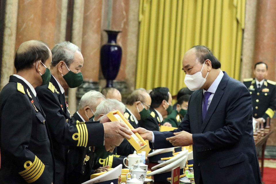 Chủ tịch nước Nguyễn Xuân Phúc tặng quà lưu niệm cho các đại biểu. (Ảnh: Thống Nhất/TTXVN)