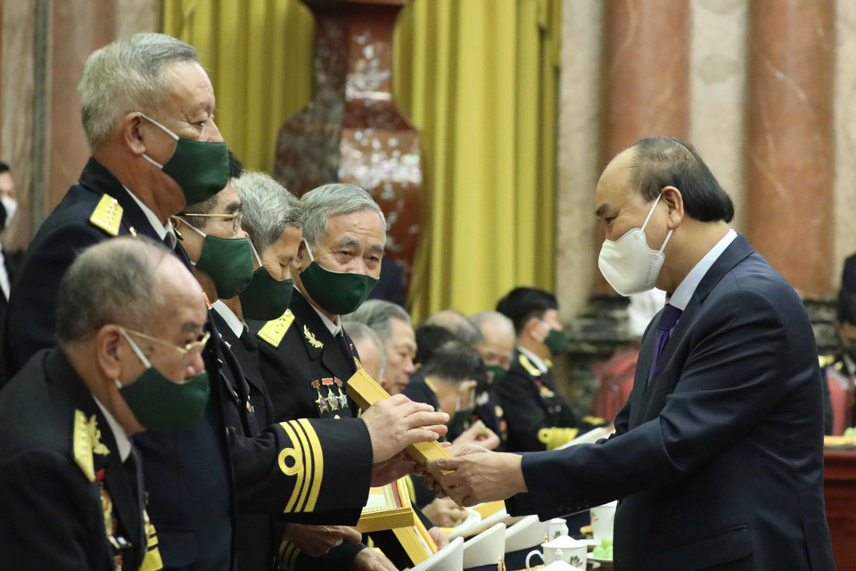 Chủ tịch nước Nguyễn Xuân Phúc tặng quà lưu niệm cho các đại biểu. (Ảnh: Thống Nhất/TTXVN)