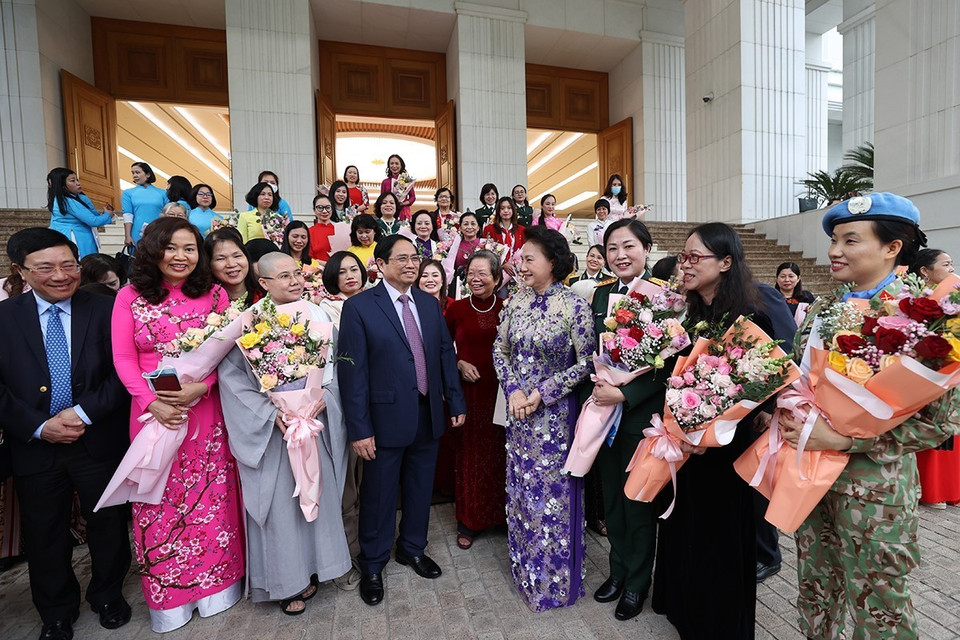 Thủ tướng Chính phủ tin tưởng, truyền thống nhân hậu, đảm đang, trí tuệ và cống hiến luôn tỏa sáng trong mỗi người phụ nữ Việt Nam. (Ảnh: Dương Giang/TTXVN)