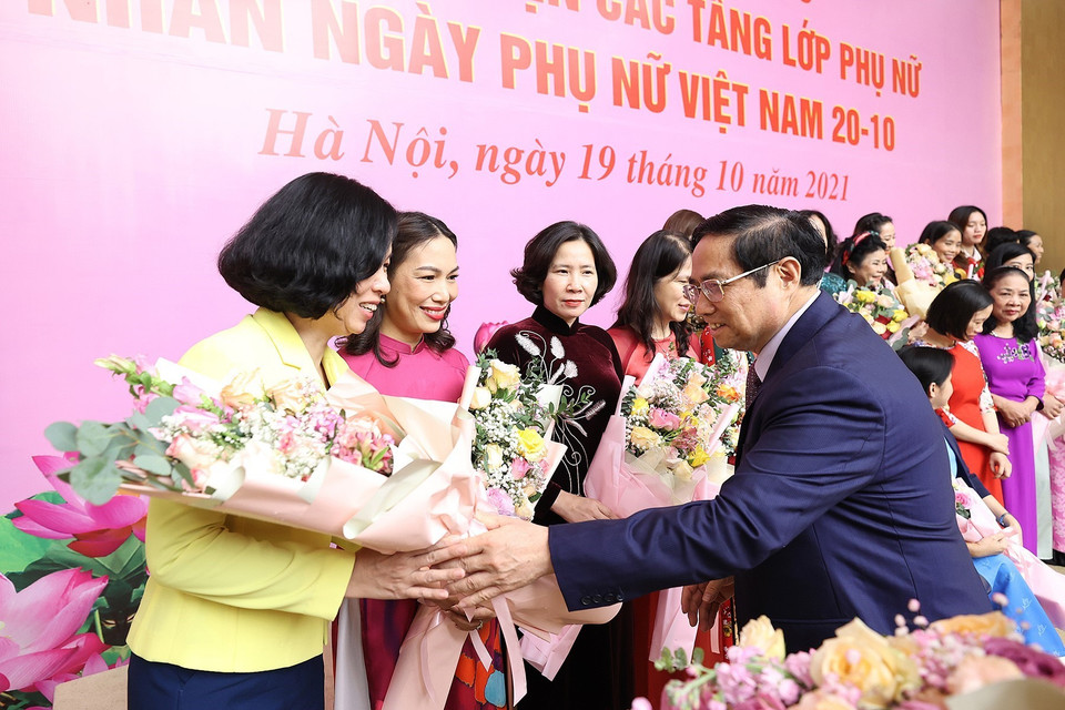 Thủ tướng Phạm Minh Chính với các đại biểu phụ nữ tiêu biểu. (Ảnh: Dương Giang/TTXVN)
