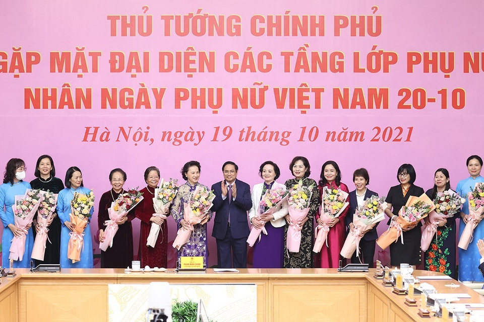 Thủ tướng Phạm Minh Chính tặng hoa chúc mừng các đại biểu phụ nữ tiêu biểu. (Ảnh: Dương Giang/TTXVN)
