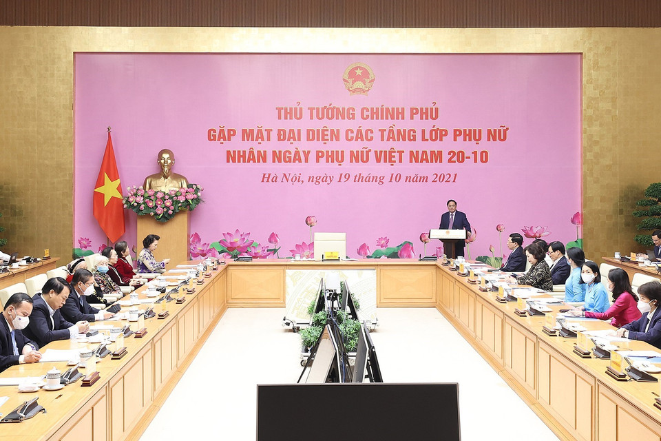 Chiều 19/10, Thủ tướng Chính phủ Phạm Minh Chính gặp mặt đại diện tiêu biểu các tầng lớp phụ nữ. (Ảnh: Dương Giang/TTXVN)