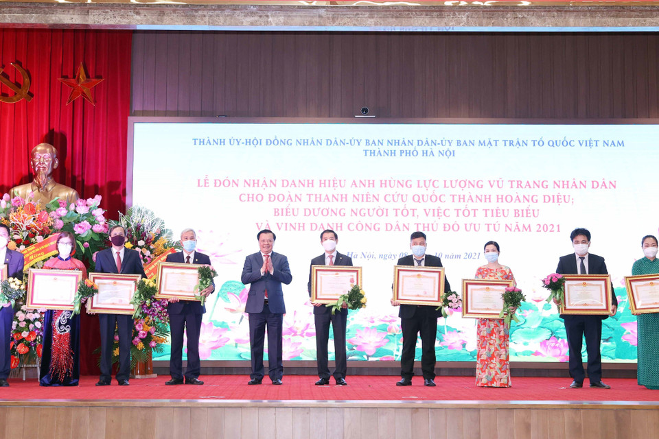 Đồng chí Đinh Tiến Dũng, Ủy viên Bộ Chính trị, Bí thư Thành ủy Hà Nội trao tặng Huân chương Lao động hạng Ba và Bằng khen của Thủ tướng Chính phủ cho tập thể và cá nhân có thành tích trong công tác phòng, chống dịch COVID- 19. (Ảnh: Thống Nhất/TTXVN)