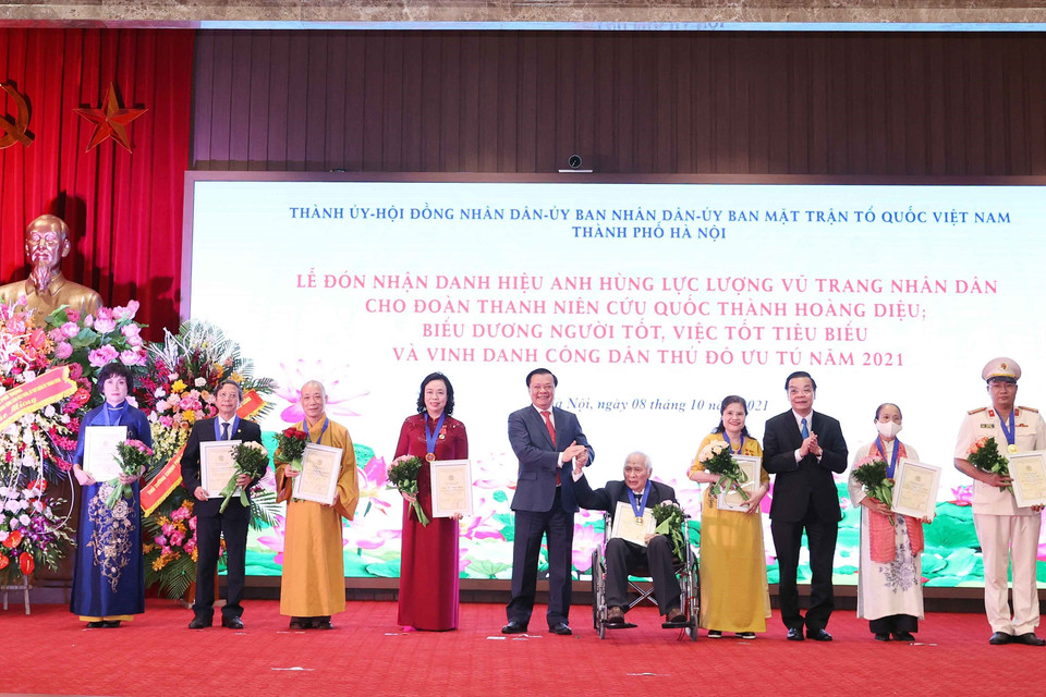 Đồng chí Đinh Tiến Dũng, Ủy viên Bộ Chính trị, Bí thư Thành ủy Hà Nội và đồng chí Chu Ngọc Anh, Ủy viên Trung ương Đảng, Chủ tịch UBND thành phố Hà Nội trao tặng danh hiệu “Công dân Thủ đô ưu tú" năm 2021. (Ảnh: Thống Nhất/TTXVN)