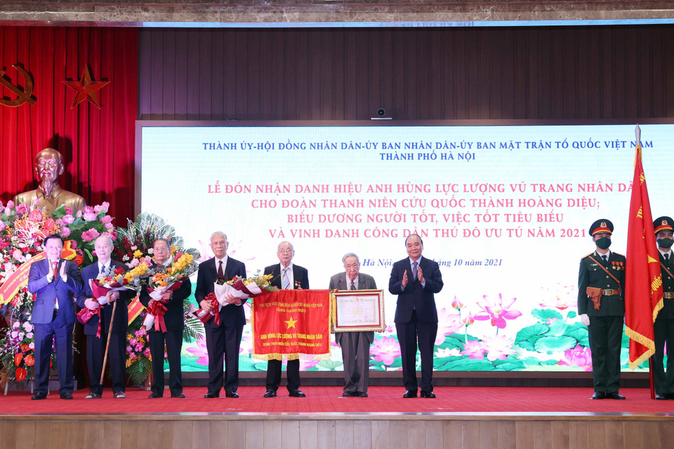 Chủ tịch nước Nguyễn Xuân Phúc trao tặng danh hiệu Anh hùng Lực lượng vũ trang nhân dân cho Đoàn Thanh niên cứu quốc thành Hoàng Diệu. (Ảnh: Thống Nhất/TTXVN)