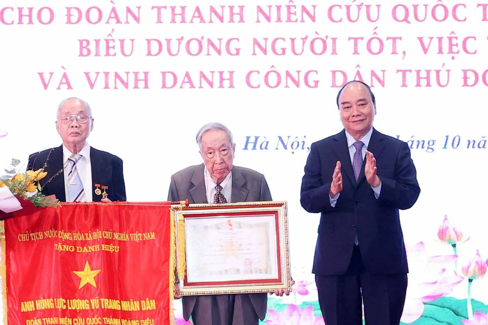 Chủ tịch nước Nguyễn Xuân Phúc trao tặng danh hiệu Anh hùng Lực lượng vũ trang nhân dân cho Đoàn Thanh niên cứu quốc thành Hoàng Diệu. (Ảnh: Thống Nhất/TTXVN)