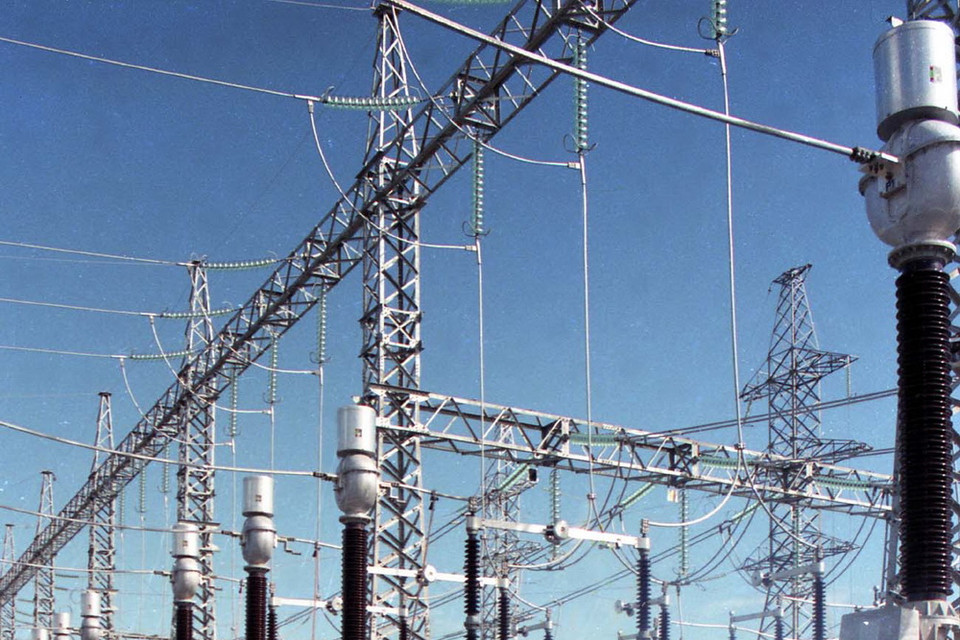  Chiều 20/5/1994, Thủ tướng Võ Văn Kiệt đến thăm trạm biến áp Phú Lâm (Thành phố Hồ Chí Minh), trạm cuối cùng của tuyến đường dây 500 KV Bắc-Nam. (Ảnh: Minh Đạo/TTXVN)