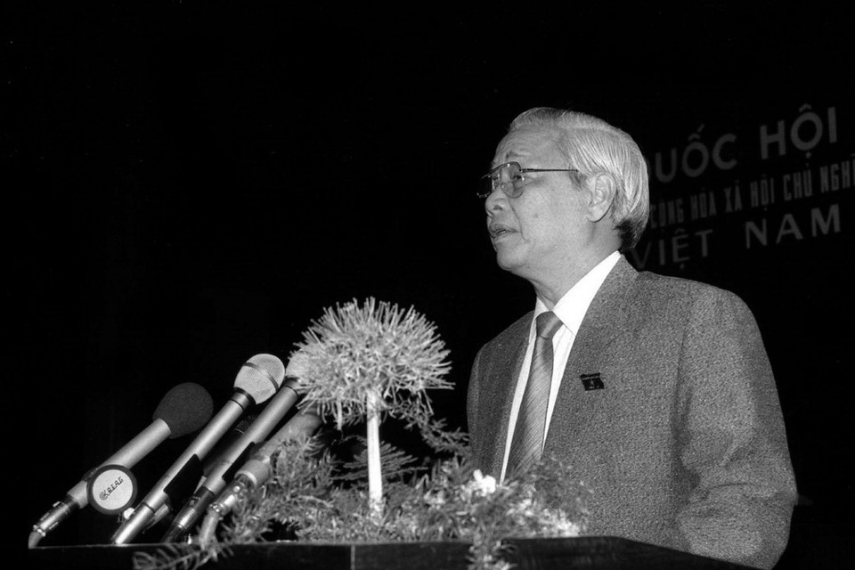 Đồng chí Võ Văn Kiệt phát biểu trước Quốc hội sau khi được bầu làm Thủ tướng Chính phủ ngày 23/9/1992 tại kỳ họp thứ nhất Quốc hội khóa IX. (Ảnh: Xuân Tuân/TTXVN)
