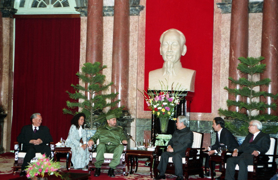 Tổng Bí thư Đỗ Mười, Chủ tịch nước Lê Đức Anh và Thủ tướng Võ Văn Kiệt tiếp đồng chí Fidel Castro, Bí thư thứ nhất Ban Chấp hành Trung ương Đảng Cộng sản Cuba, Chủ tịch Hội đồng Nhà nước và Hội đồng Bộ trưởng nước Cộng hòa Cuba trong chuyến thăm hữu nghị chính thức Việt Nam từ ngày từ 8 đến 12/12/1995. (Ảnh: Minh Điền/TTXVN)