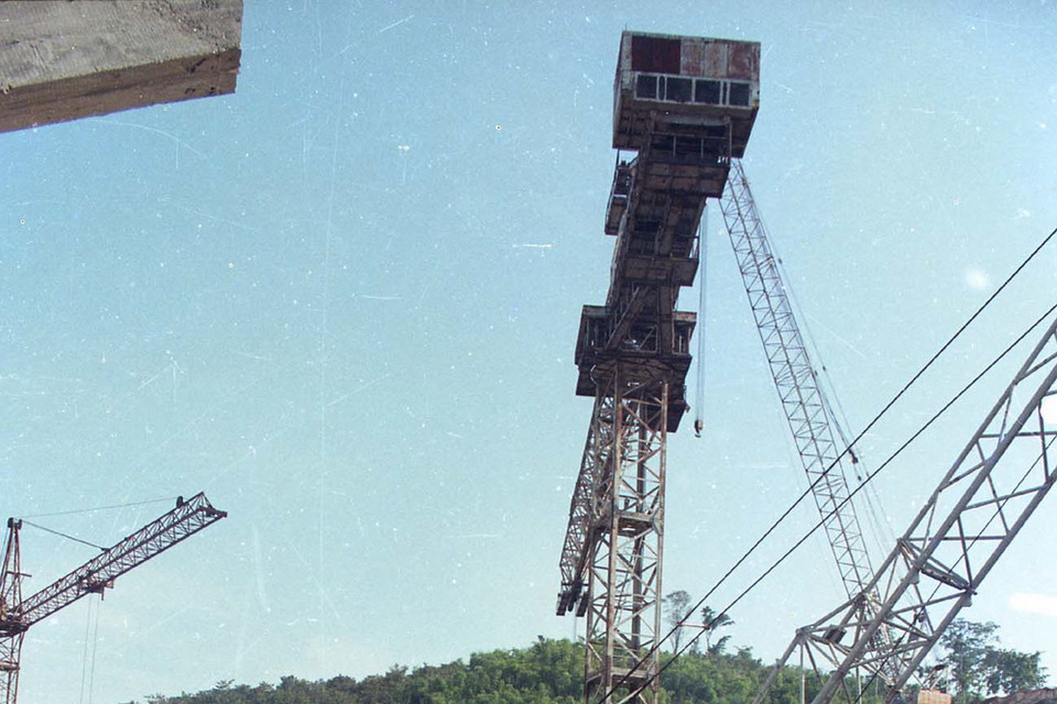 Sáng 14/11/1993, Thủ tướng Chính phủ Võ Văn Kiệt đến thăm và làm việc tại công trường xây dựng Nhà máy thủy điện Thác Mơ (Sông Bé). (Ảnh: Minh Đạo/TTXVN)