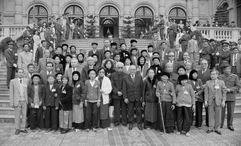 Tổng Bí thư Đỗ Mười, Chủ tịch nước Lê Đức Anh, Chủ tịch Quốc hội Nông Đức Mạnh, Thủ tướng Võ Văn Kiệt gặp mặt đại biểu các gia đình liệt sỹ tiêu biểu trong cả nước (5/2/1994). (Ảnh: Trần Sơn/TTXVN)