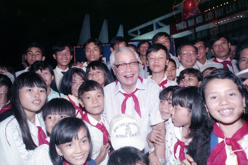 Tối 7/7/1994, Thủ tướng Võ Văn Kiệt dự lễ bế mạc Liên hoan các chiến sỹ nhỏ Điện Biên xuất sắc toàn quốc 1994, tổ chức tại thành phố Hạ Long, tỉnh Quảng Ninh. (Ảnh: Minh Đạo/TTXVN)