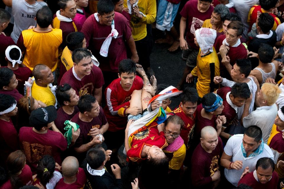 Hơn một triệu người đã tham gia lễ hội Black Nazarene từ ngày 9/1 ở thủ đô Manila của Philippines để chứng kiến cảnh rước tượng Chúa Jesus. (Ảnh: AFP)