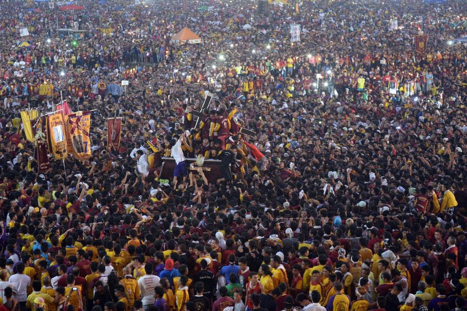 Một thanh niên 27 tuổi qua đời sau khi tham gia nỗ lực kéo tượng. (Ảnh: AFP)