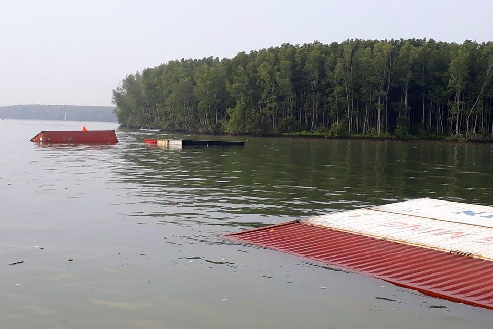 Nhiều container bị rơi xuống sông Lòng Tàu. (Ảnh: TTXVN phát)