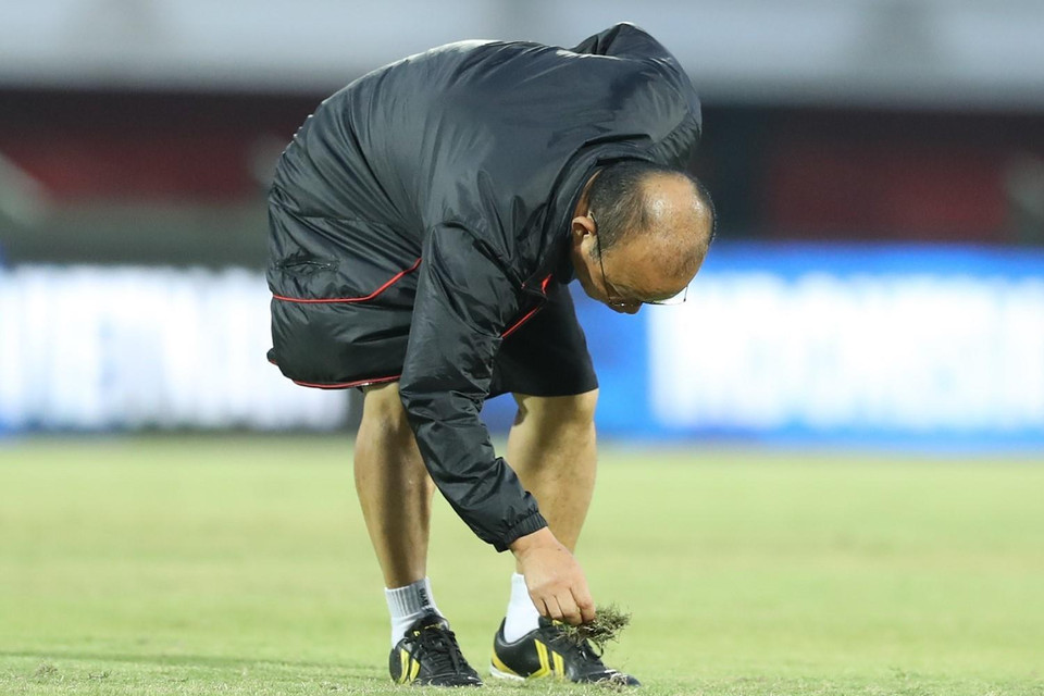 Huấn luyện viên Park Hang Seo đích thân dặm lại mặt cỏ trên sân Kapten I Wayan Dipta. (Ảnh: Hoàng Linh/TTXVN)